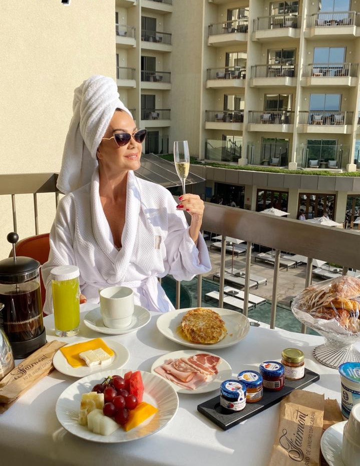 Claudia Métne se hospeda no Hotel Fairmont na praia de Copacabana durante sua fashion trip