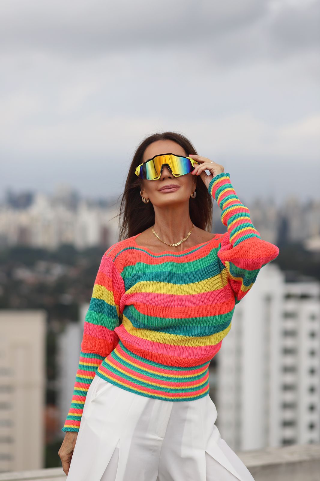 Claudia Métne apresenta a moda outono/inverno 2022 colorido em tricot