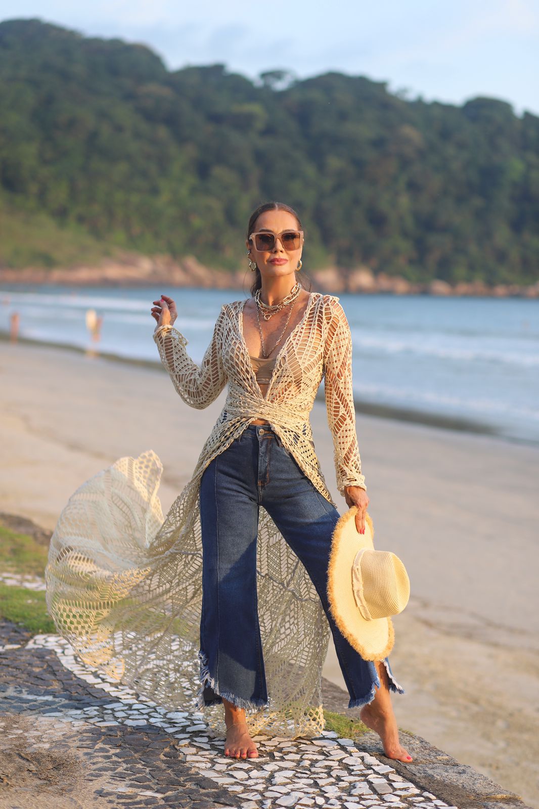 Claudia Métne aposta no jeans para compor looks elegantes