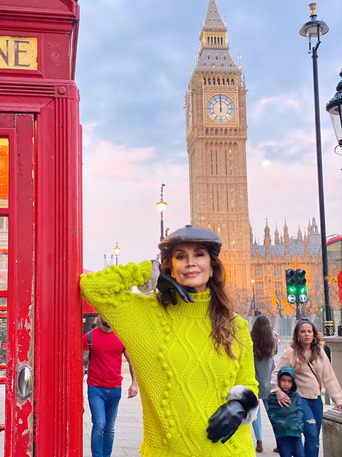 Claudia Métne viaja para Londres para realizar sua famosa Fashion Trip