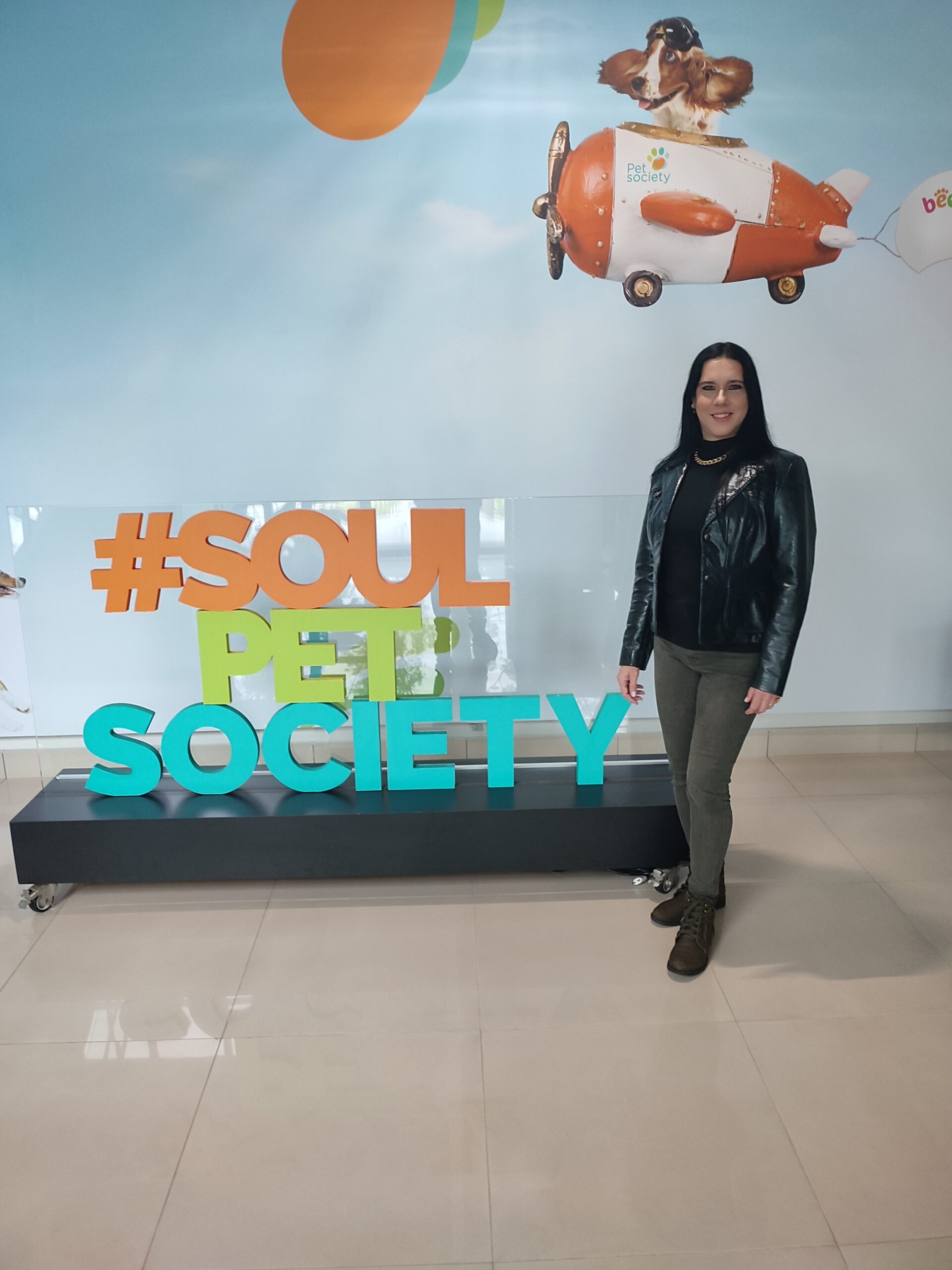 Ana Bittar jornalista e CEO do Portal Pet News visita a Fábrica da Pet Society