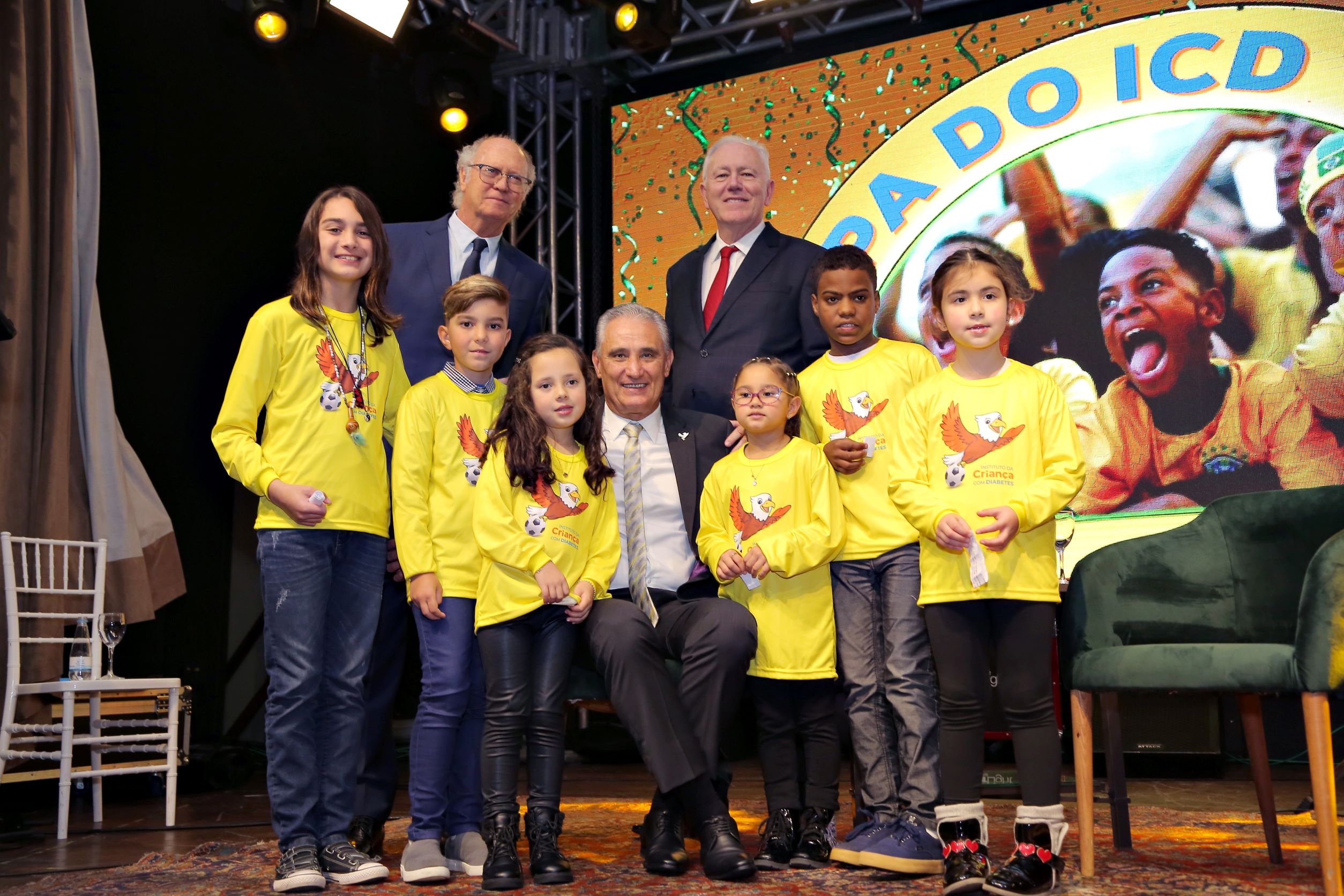 Tite e Paulo Roberto Falcão participam de jantar beneficente para ajudar crianças com Diabetes