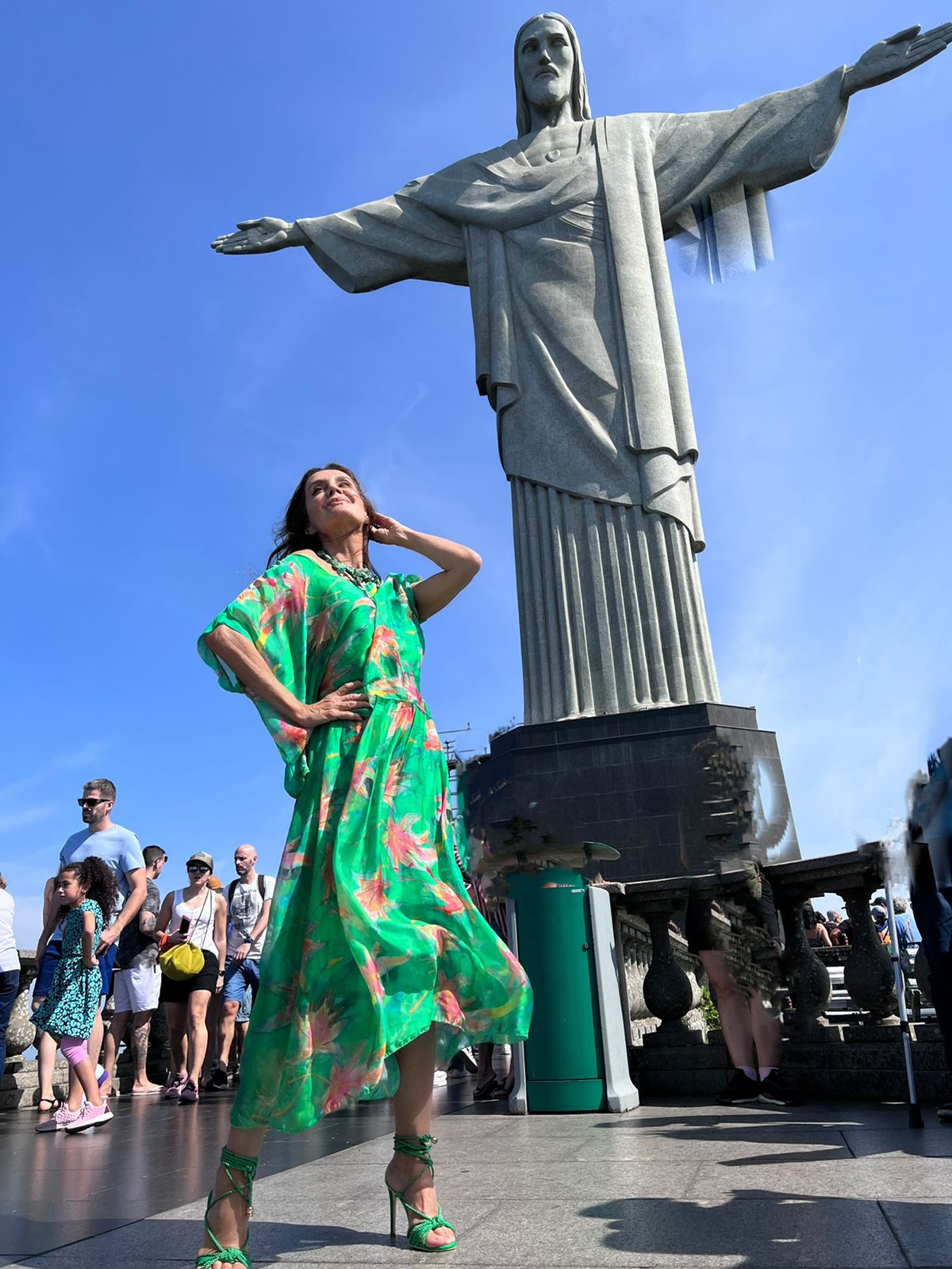 Claudia Métne realiza Fashion Trip no Rio de Janeiro em paisagens turísticas da cidade maravilhosa