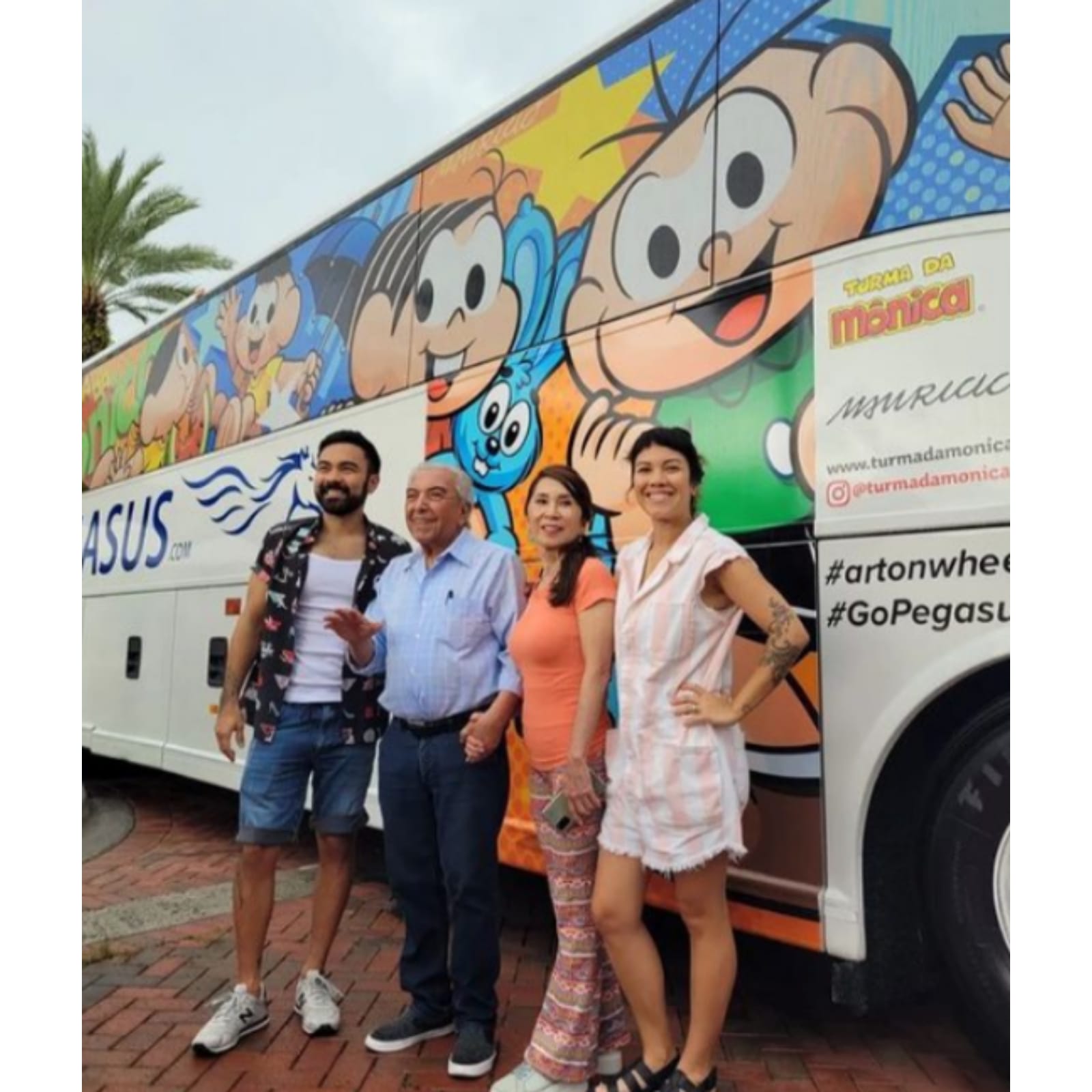 Maurício de Souza e família participaram do lançamento do ônibus Turma da Mônica nos EUA