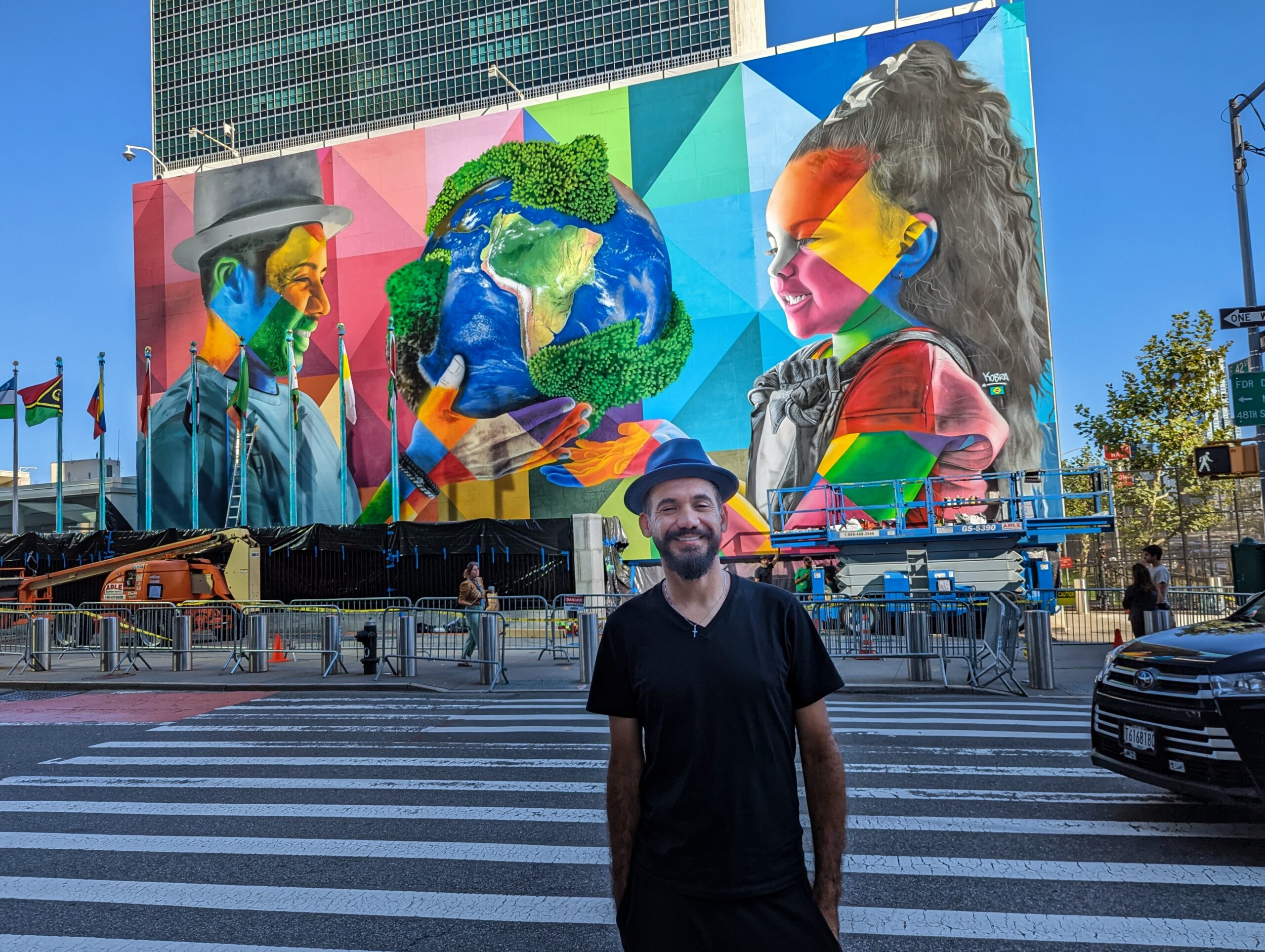 Eduardo Kobra inaugura mural em fachada da ONU, em Nova York