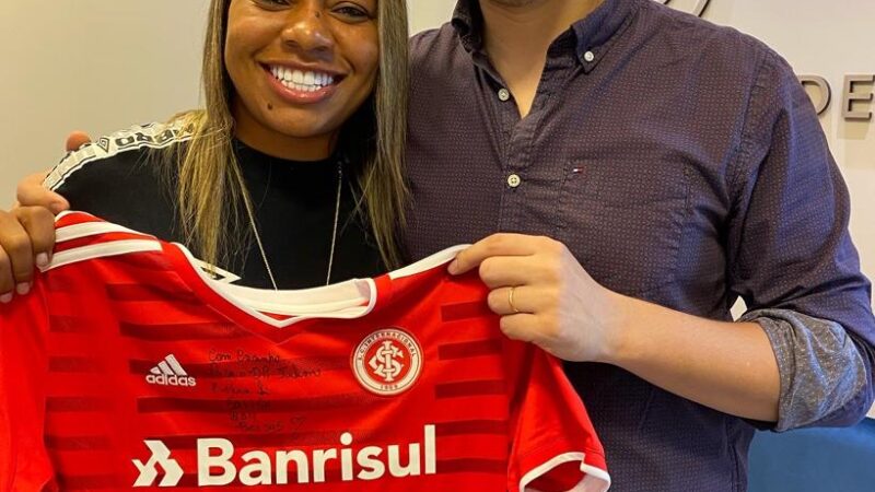 Dr. Juliano Guedes recebe camisa do Inter autografada pela jogadora Sorriso