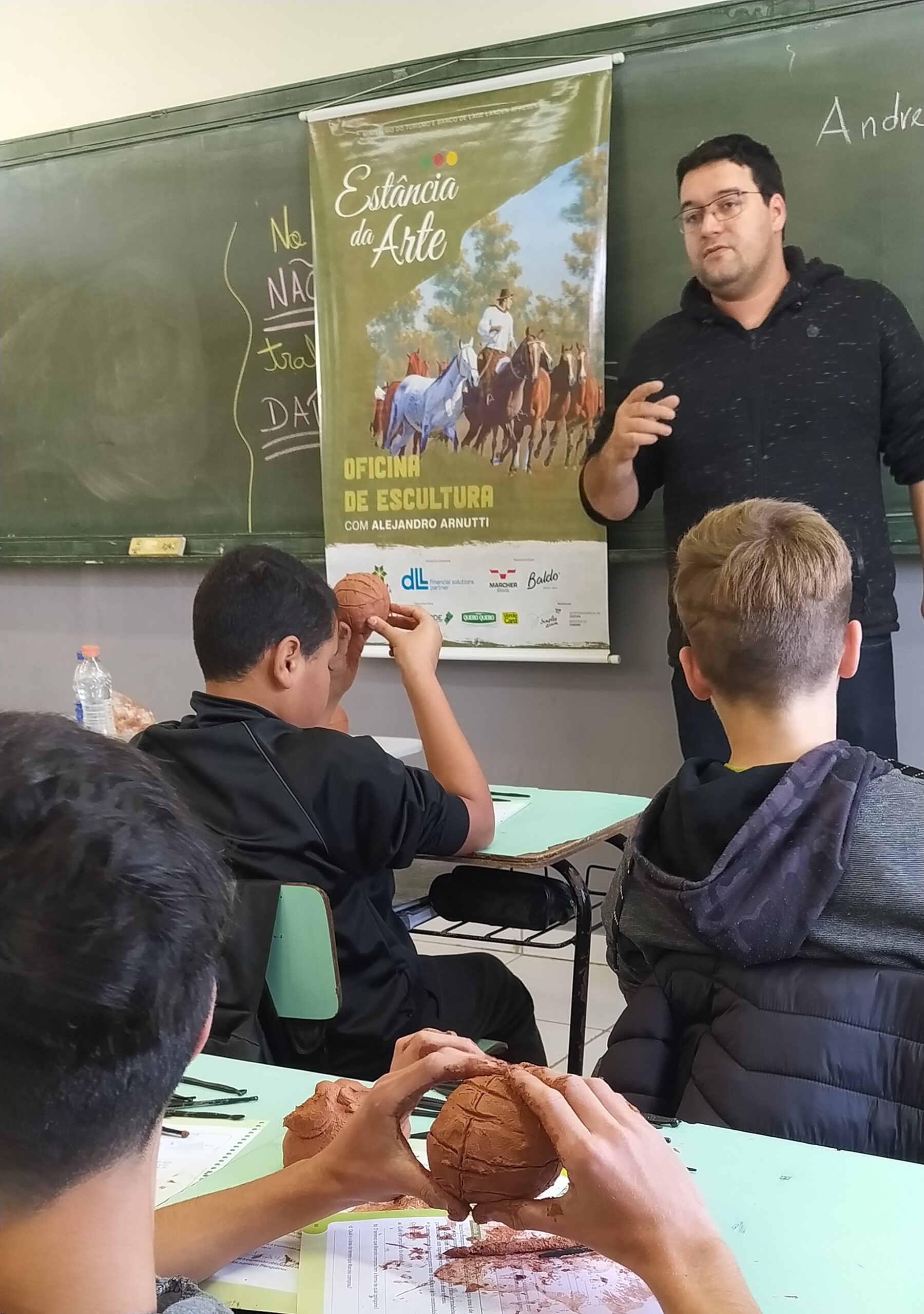 Projeto Estância da Arte realiza oficinas gratuitas em escolas públicas