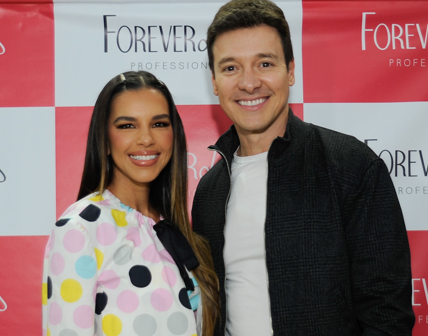 Rodrigo Faro, Mariana Rios e youtuber Fefe atraem multidão no estande da Forever Liss na Beauty Fair