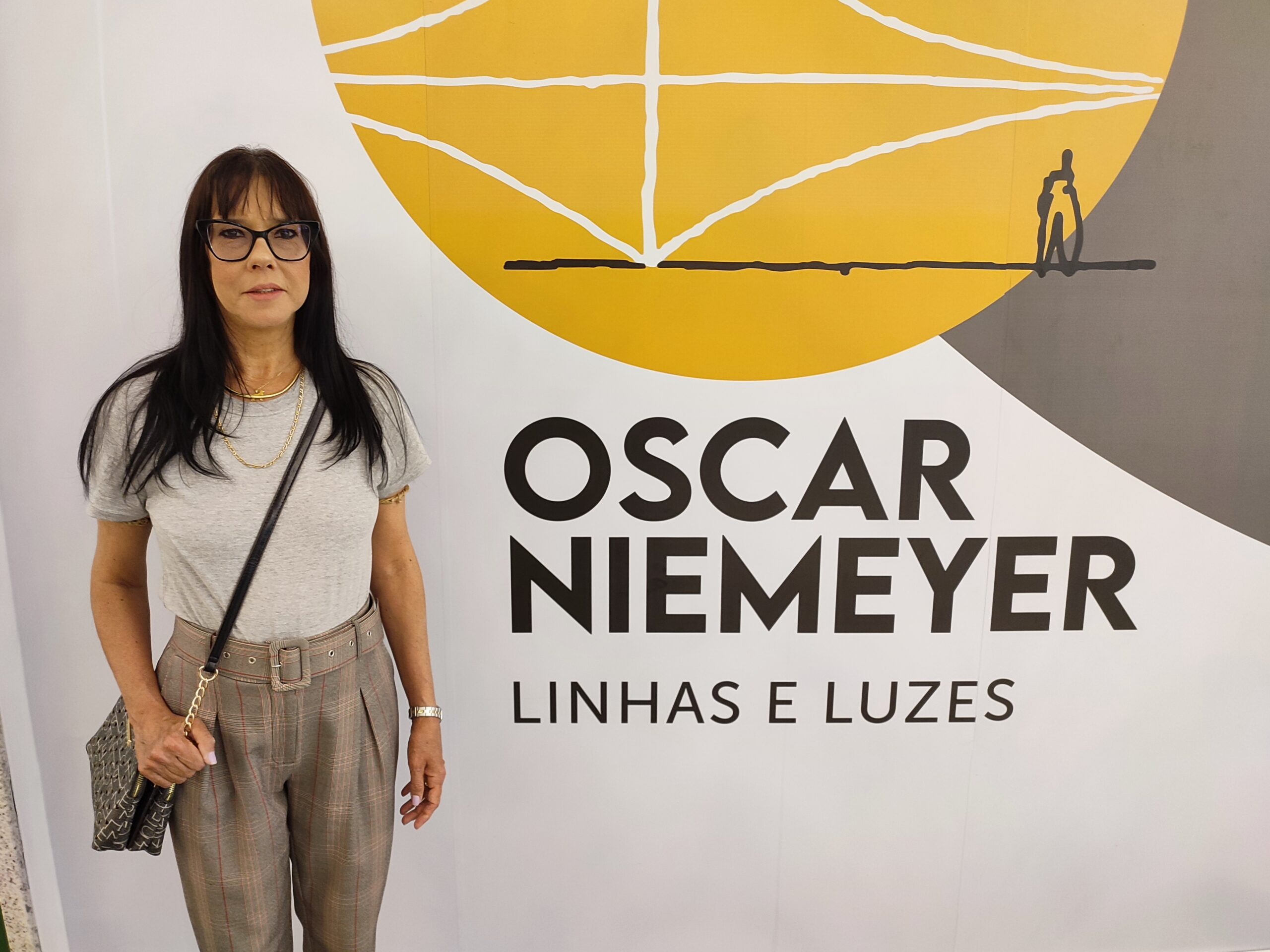 Ana Bittar prestigia exposição de Oscar Niemeyer 