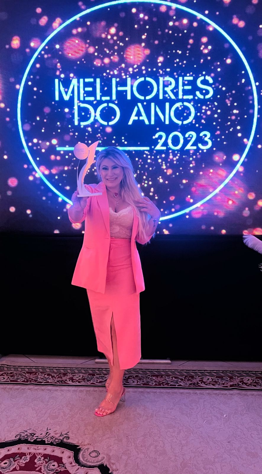 Influenciadora Digital Letícia Swarovski recebe o Prêmio Melhores do Ano 2023