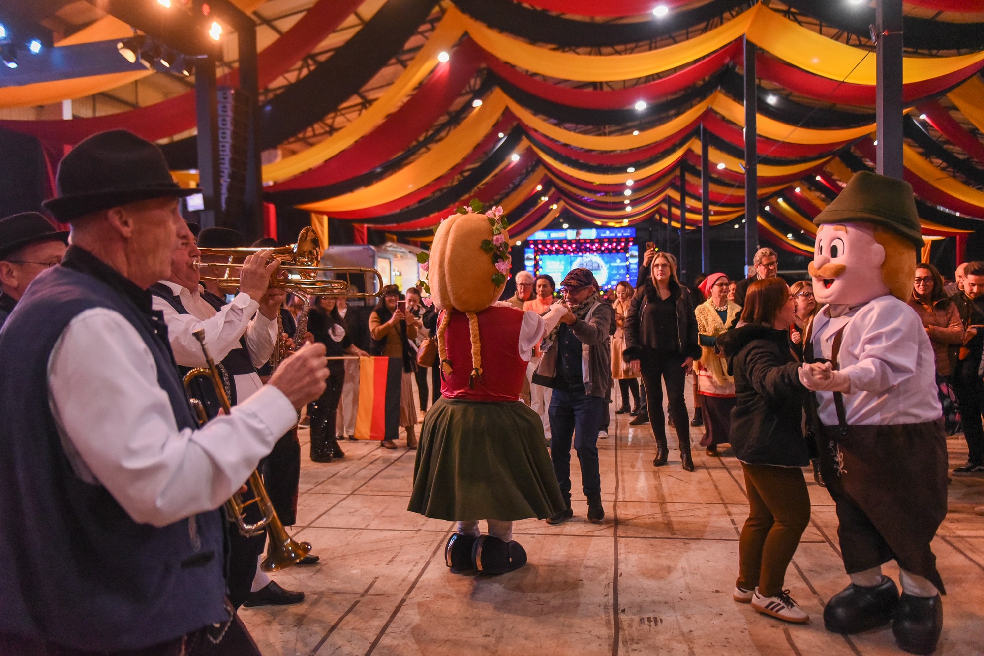 Oktoberfest Gramado abre ingressos solidários em troca de alimentos para os shows nacionais