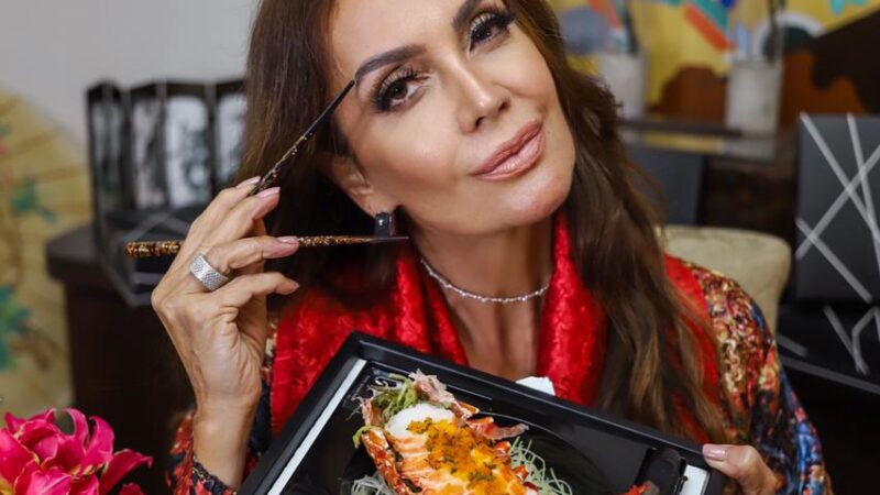 Influencer Claudia Métne mostra mesa decorada com tema da gastronomia japonesa