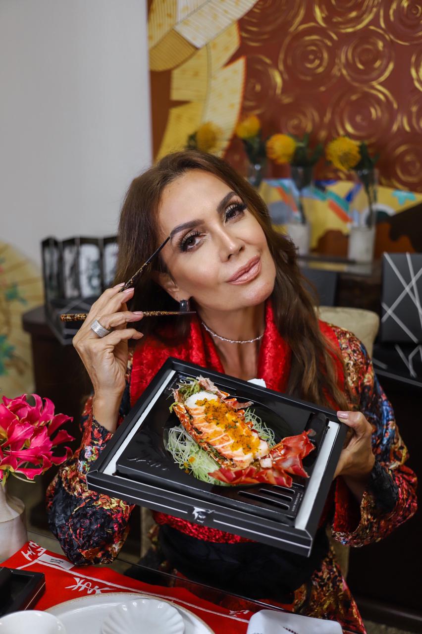 Influencer Claudia Métne mostra mesa decorada com tema da gastronomia japonesa