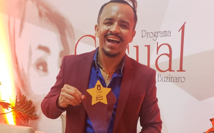 Apresentador William Santos recebe homenagem