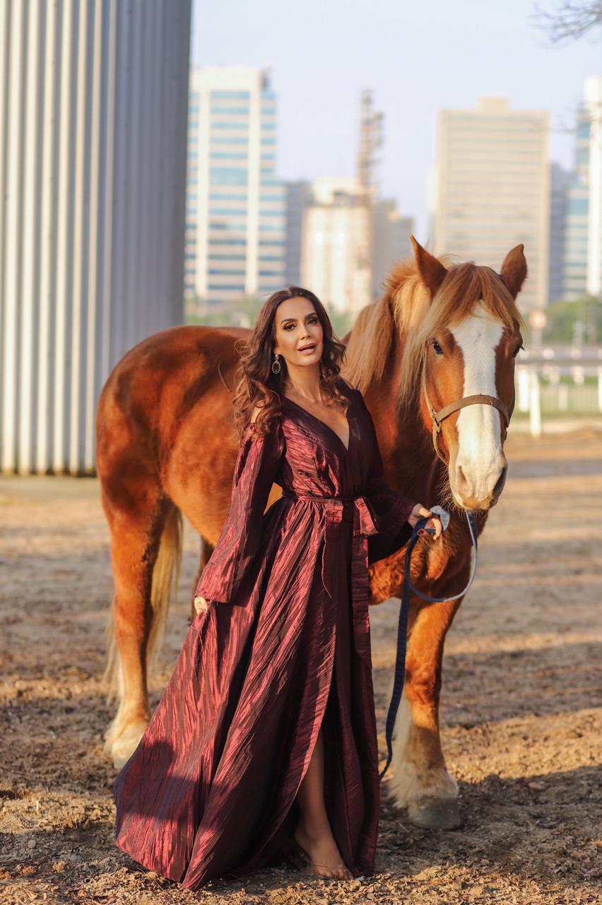 Claudia Métne declara seu carinho aos animais em ensaio fotográfico