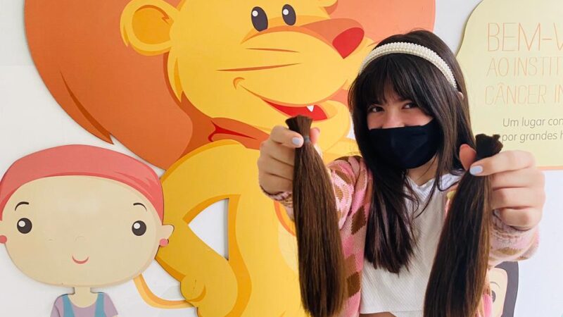 Alice Baltezam doa cabelo para o Instituto de Câncer Infantil de Porto Alegre