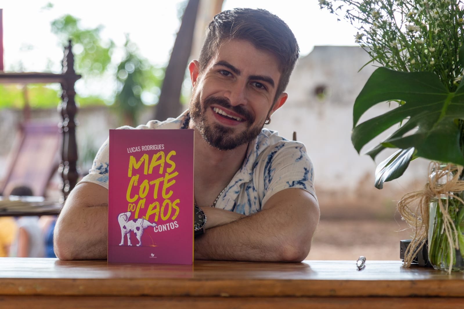 “MASCOTE DO CAOS”- Jornalista lança 2° livro de contos em Cuiabá e 50% do valor vai para a causa animal