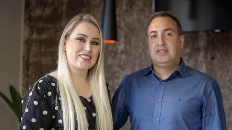 Diretor-executivo da MChic, Maikel Mello, lança terceira edição da revista em noite de premiações