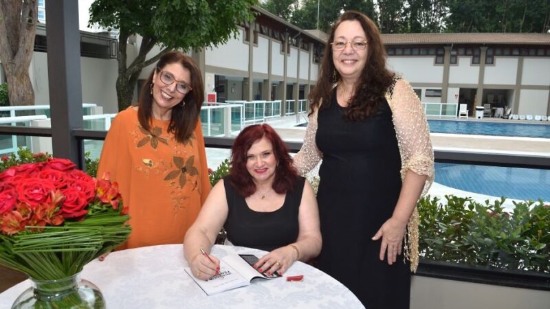 Teresa Kodama realiza noite de autógrafos do livro “Violência e Feminicídio ”com autoridades e amigos