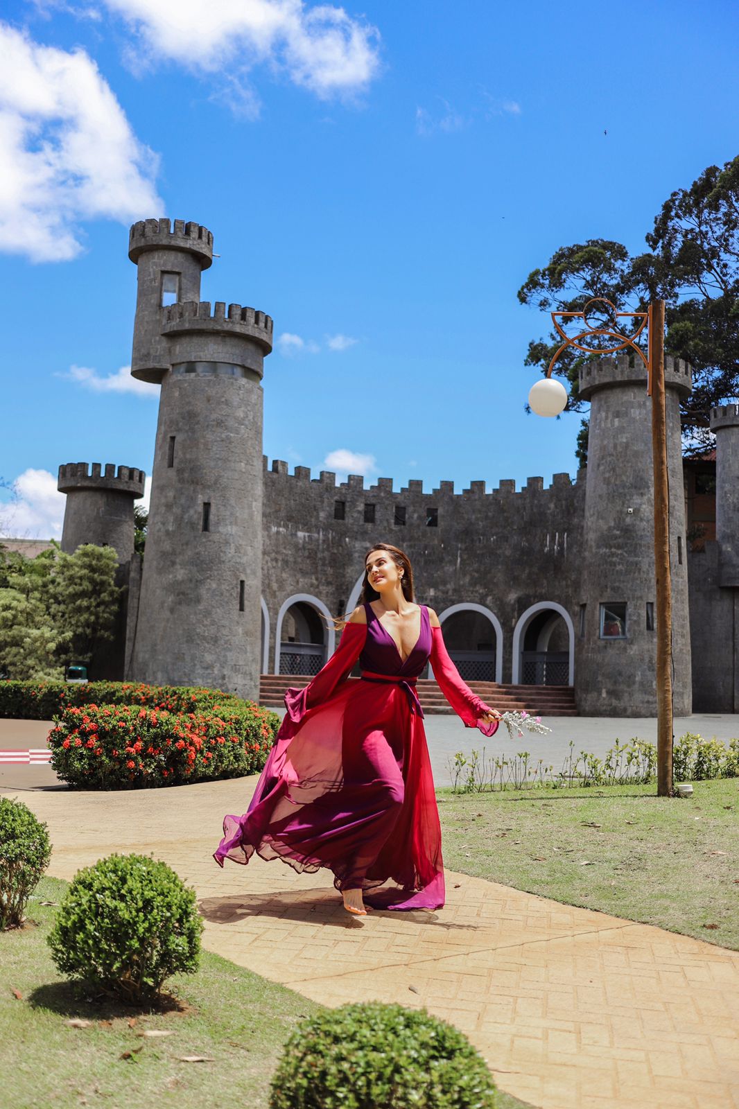 Claudia Métne realiza ensaio fotográfico em cenário cinematográfico com look da alta costura do estilista Alespo