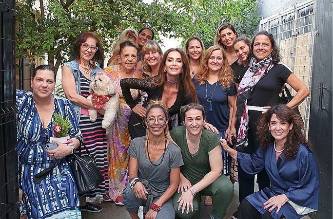 Claudia Métne realiza live de natal em prol dos pets