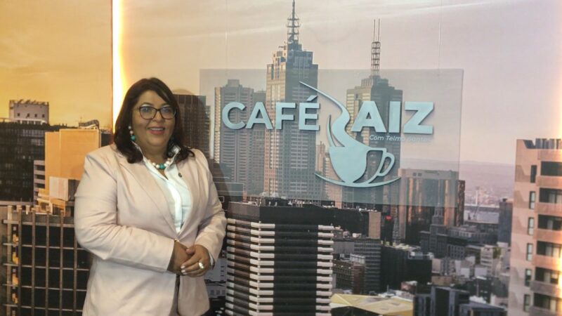 Programa Café Raiz em clima natalino traz entrevistas sobre implante capilar, uso de milhas e formação para influencer