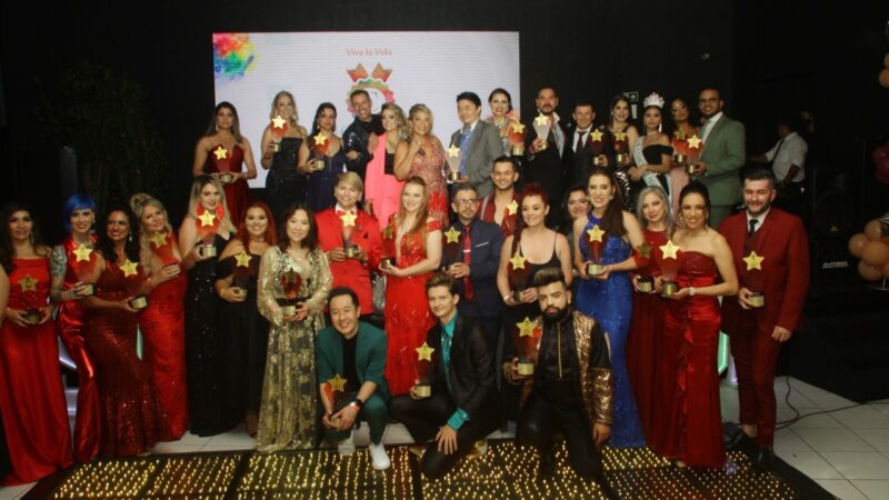 Empresa Raiz Latina da Indústria Capilar recebe prêmio em Curitiba