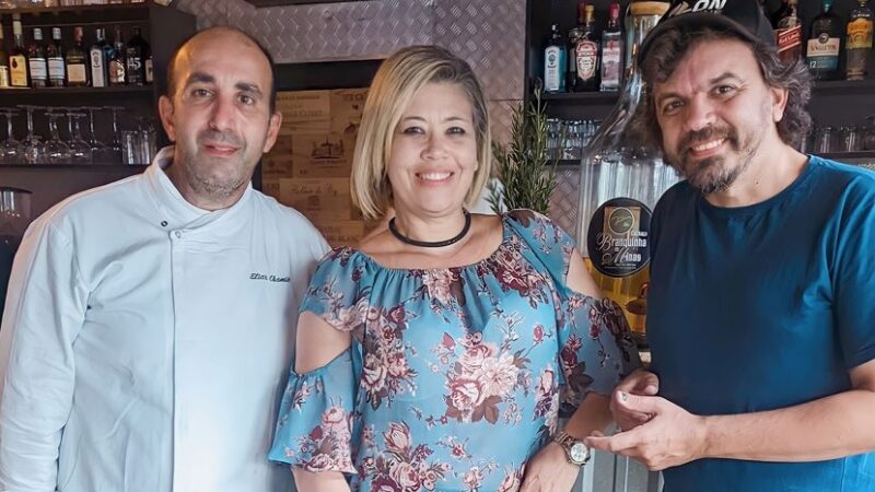 Chef Elias Chamiê que comanda o B.A.R.SP Bar e Restaurante recebeu o multiartista J.Peron para degustar sua famosa feijoada