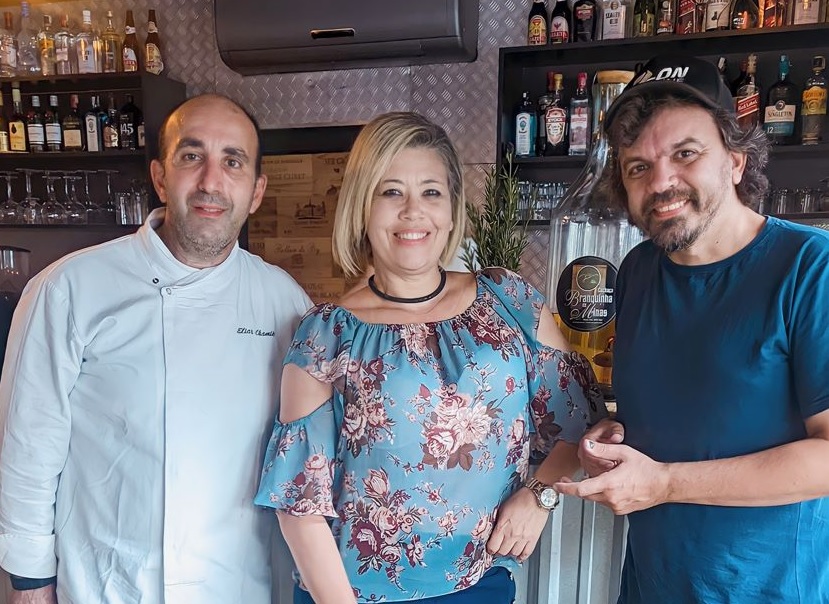 Chef Elias Chamiê que comanda o B.A.R.SP Bar e Restaurante recebeu o multiartista J.Peron para degustar sua famosa feijoada