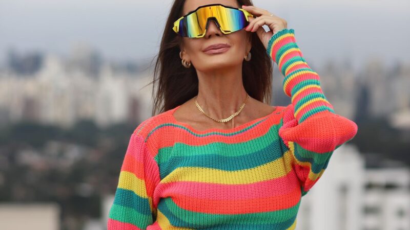 Claudia Métne apresenta a moda outono/inverno 2022 colorido em tricot