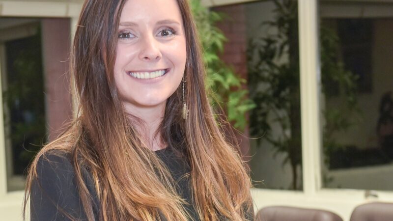 Tainey Schmitt Damas destaque na Revista Exame apresenta o curso Tecnólogo em Ciências da Felicidade na Unicesumar