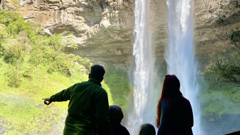 Pé da Cascata Explorer, passeio da Brocker Turismo, conta com opção “bate e volta”