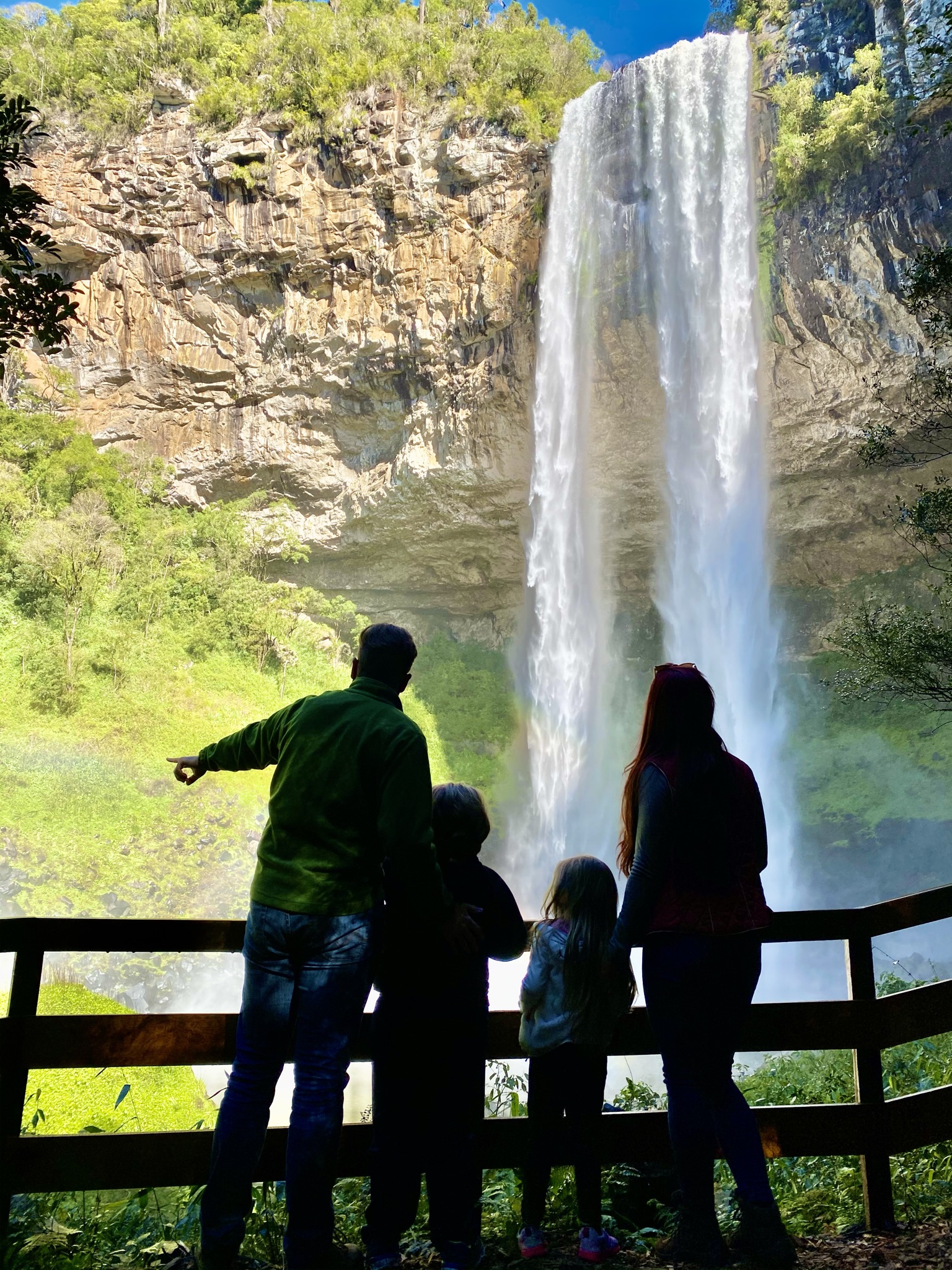 Pé da Cascata Explorer, passeio da Brocker Turismo, conta com opção “bate e volta”