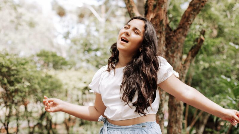 Deu Match ganha lançamento em novo vídeo clipe da cantora Júlia Antonini