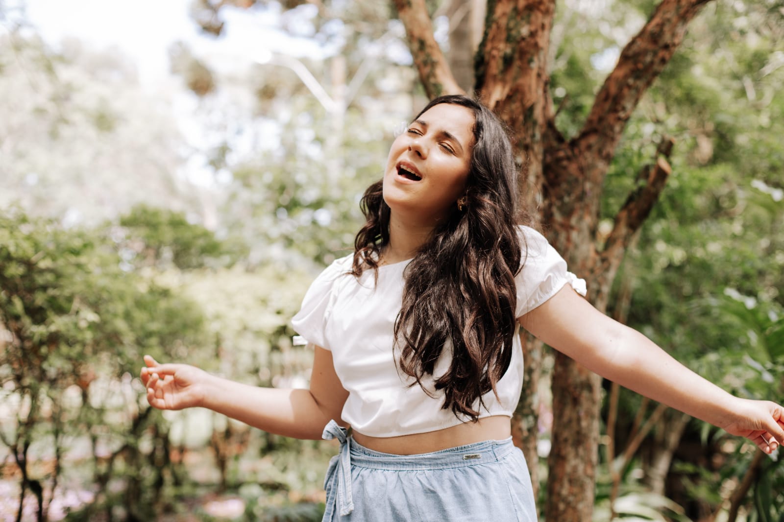 Deu Match ganha lançamento em novo vídeo clipe da cantora Júlia Antonini