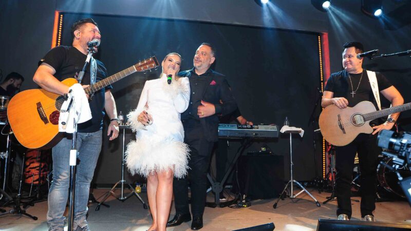 Fernanda Sarelli comemora anivesário com o show de Bruno e Marrone