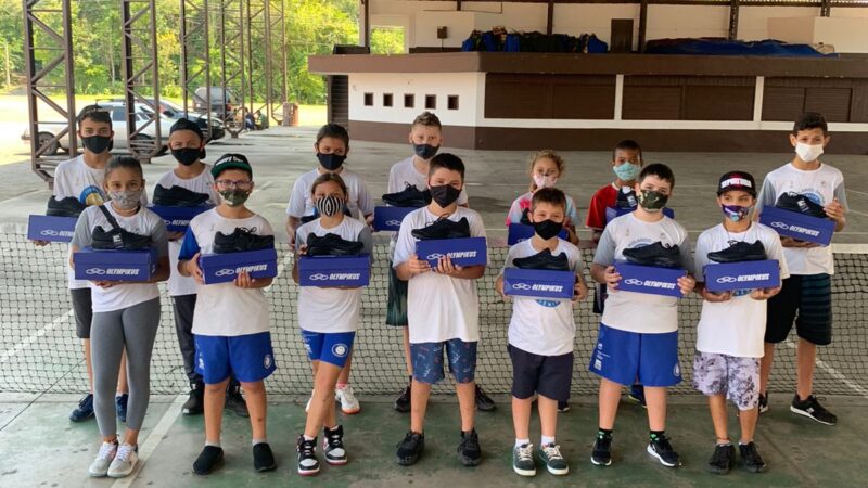 ONG entrega pares de tênis para crianças e adolescentes