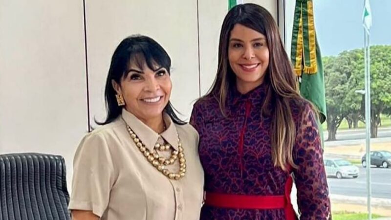 Primeira-dama do DF recebe homenagem da Febraccos em Brasília