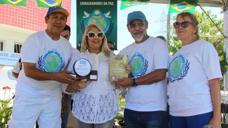 Apresentadora de TV Sandra Pereira recebe Troféu