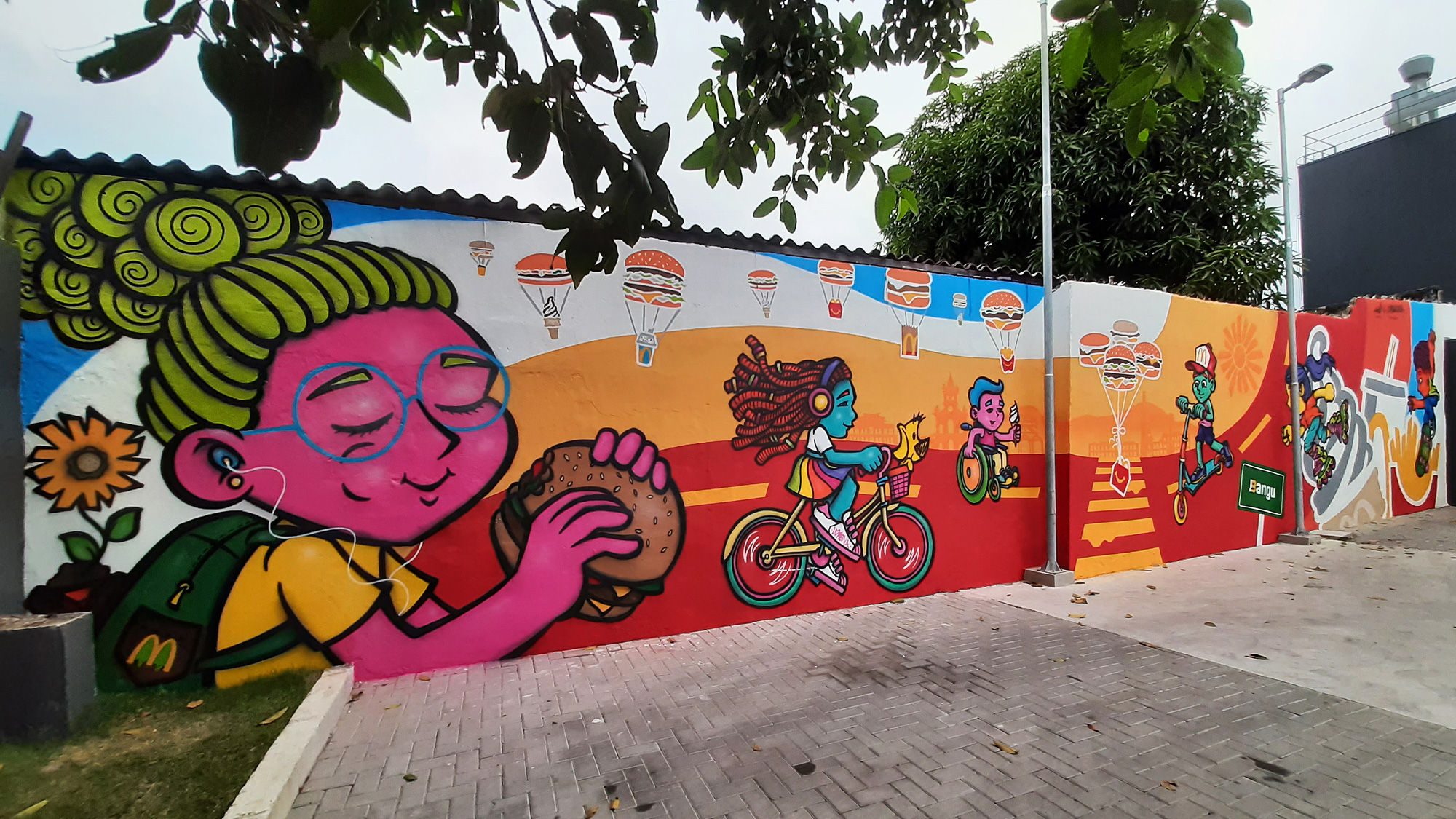 McDonald’s de Bangu inaugura mural grafitado por casal de artistas 