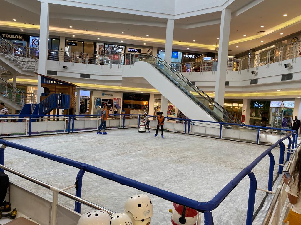 Shopping Multicenter Itaipu, em Niterói, inaugura pista de patinação no gelo