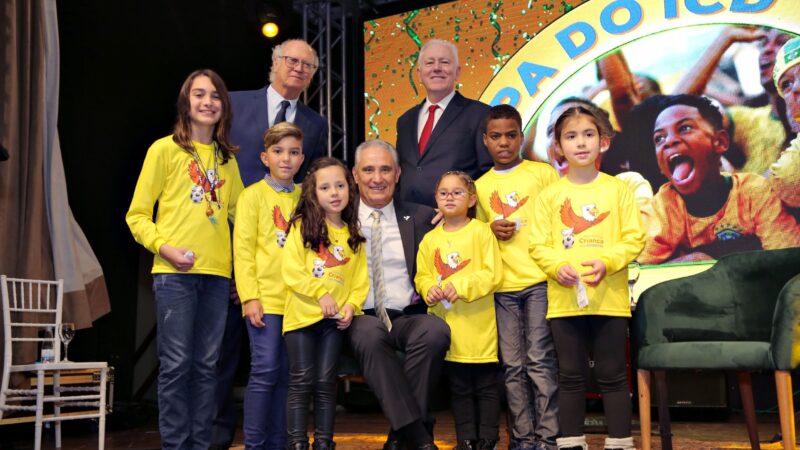 Tite e Paulo Roberto Falcão participam de jantar beneficente para ajudar crianças com Diabetes