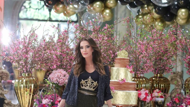 Claudia Métne comemorou seu aniversário em grande estilo no majestoso Palácio dos Cedros