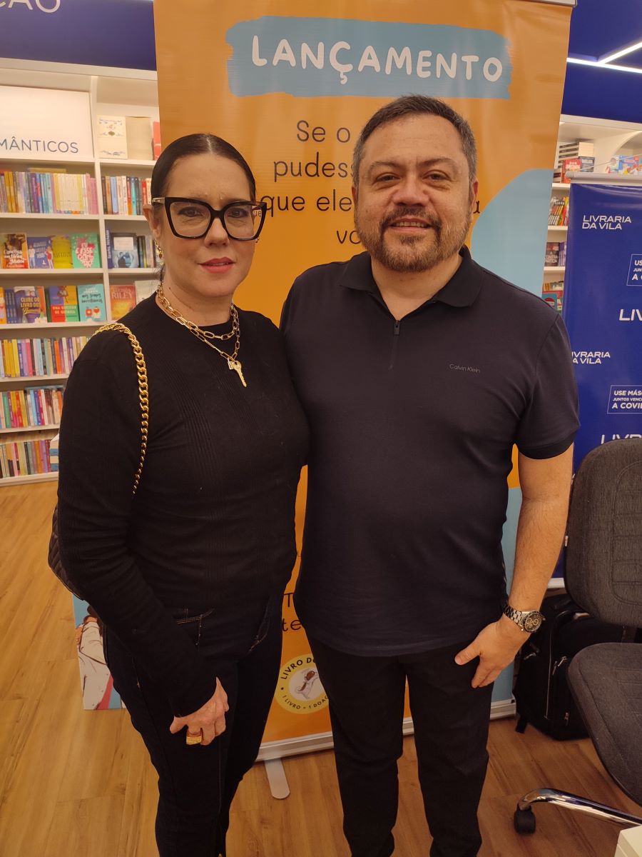 Ana Bittar prestigia lançamento do livro intitulado “Voltei” de Sérgio Mena Barreto