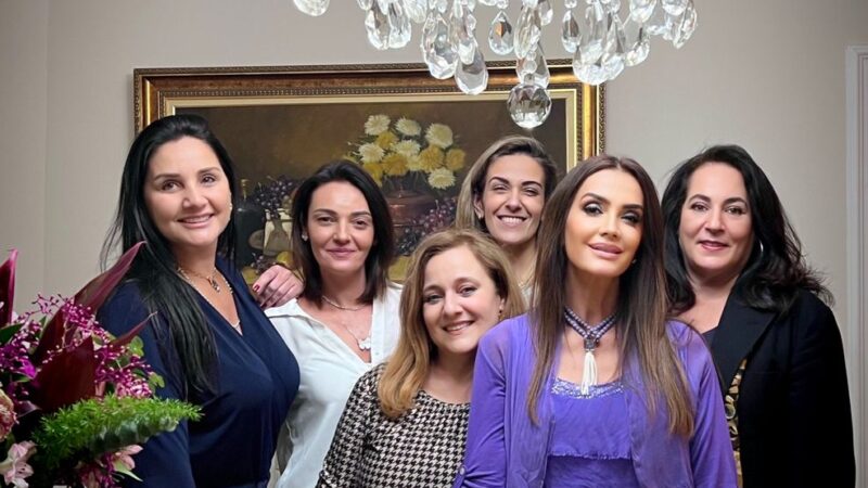 Claudia Métne convida amigas e parceiras para um Chá da Tarde descontraído