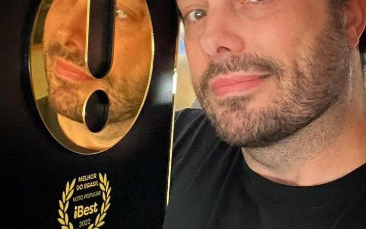 Danilo Gentili recebeu o Prêmio IBest 2022 na categoria Humor