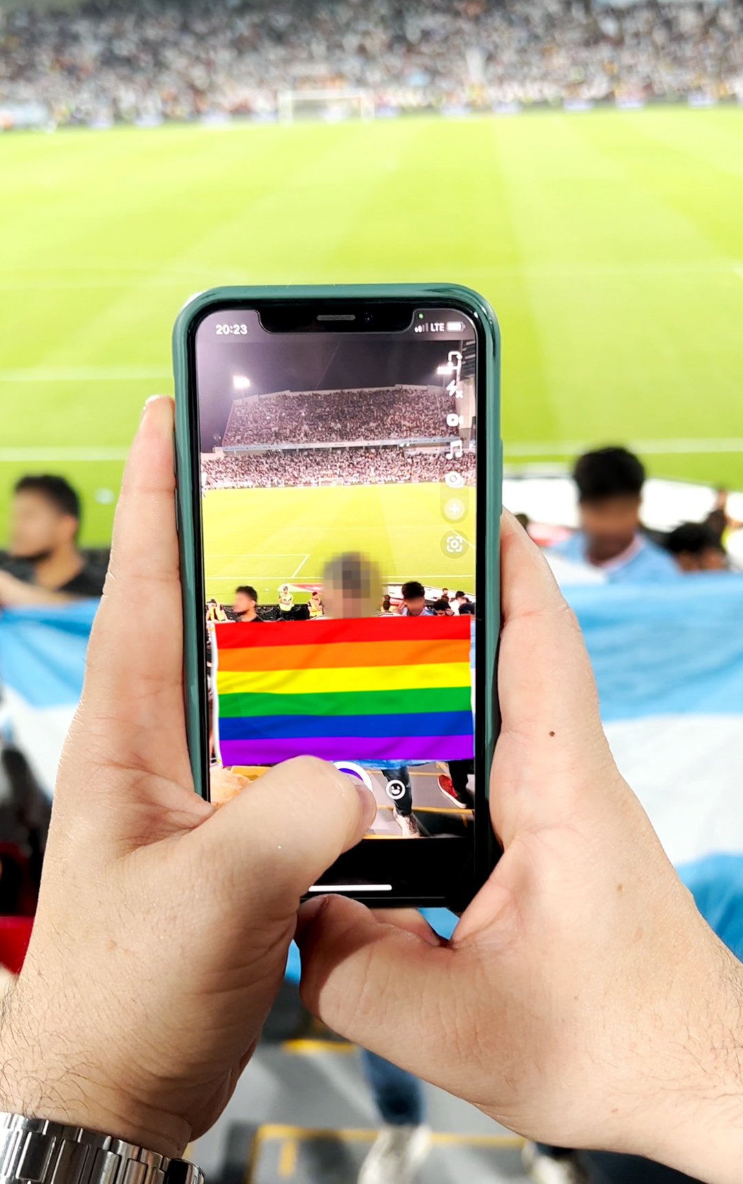 Torcedores e revista Corner estão conseguindo levar bandeiras LGBTQIA+ para dentro da Copa