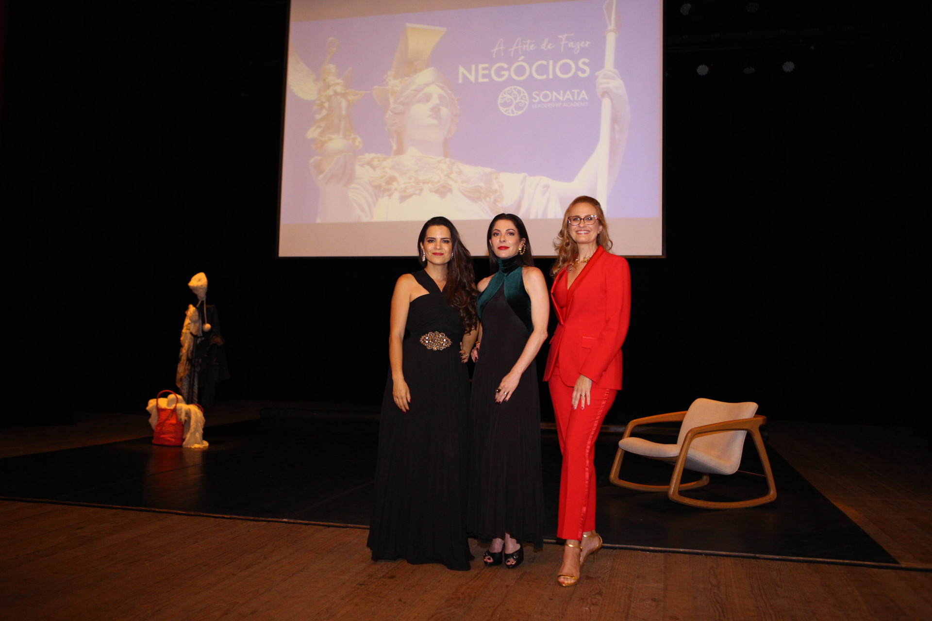 Evento lota Theatro São Pedro com presença de Ana Paula Padrão e empresárias de todo o Brasil