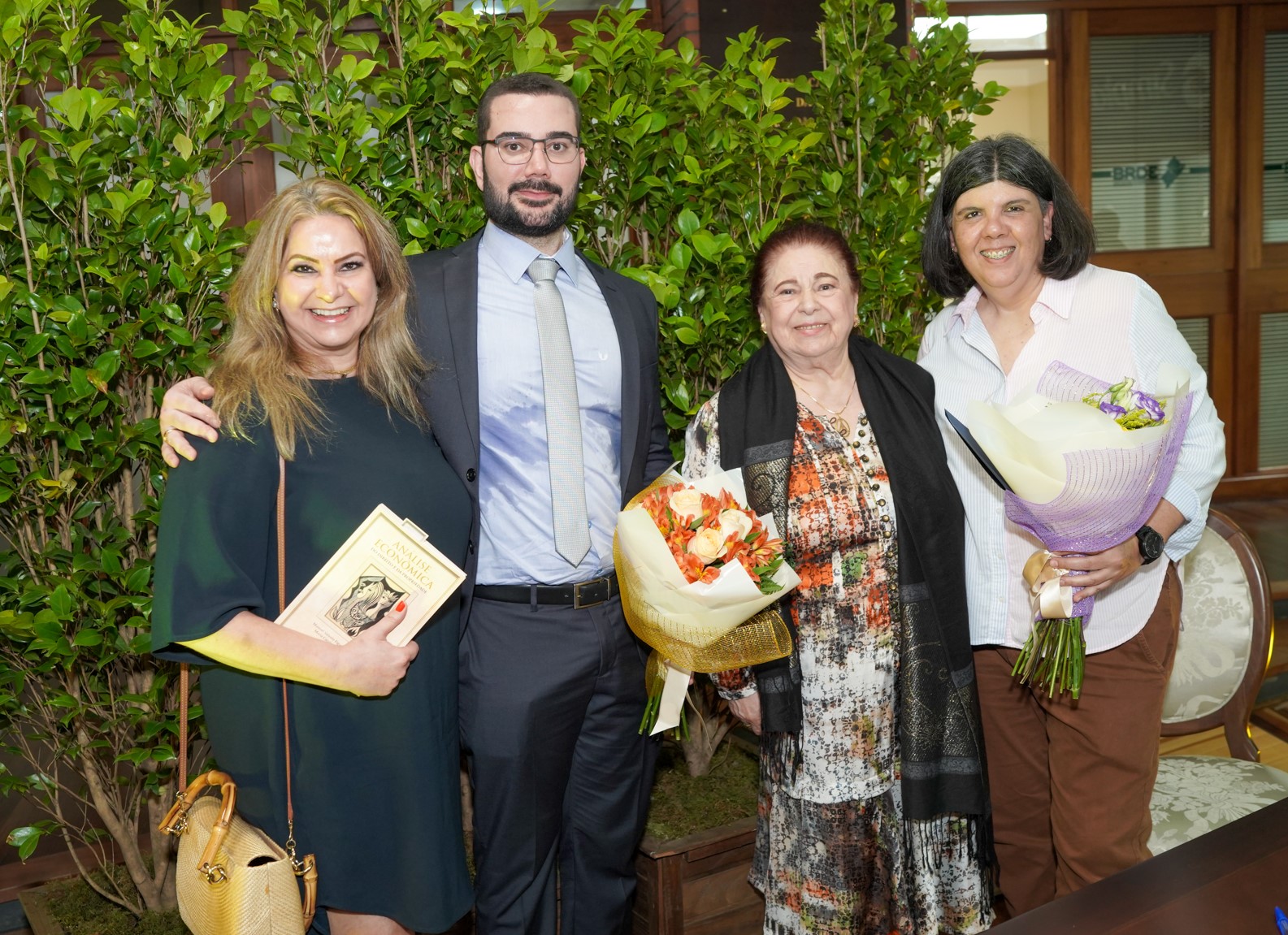 Manoel Valente Figueiredo Neto lança seu 13° livro científico, em co-autoria com a economista Maria Carolina Rosa Gullo