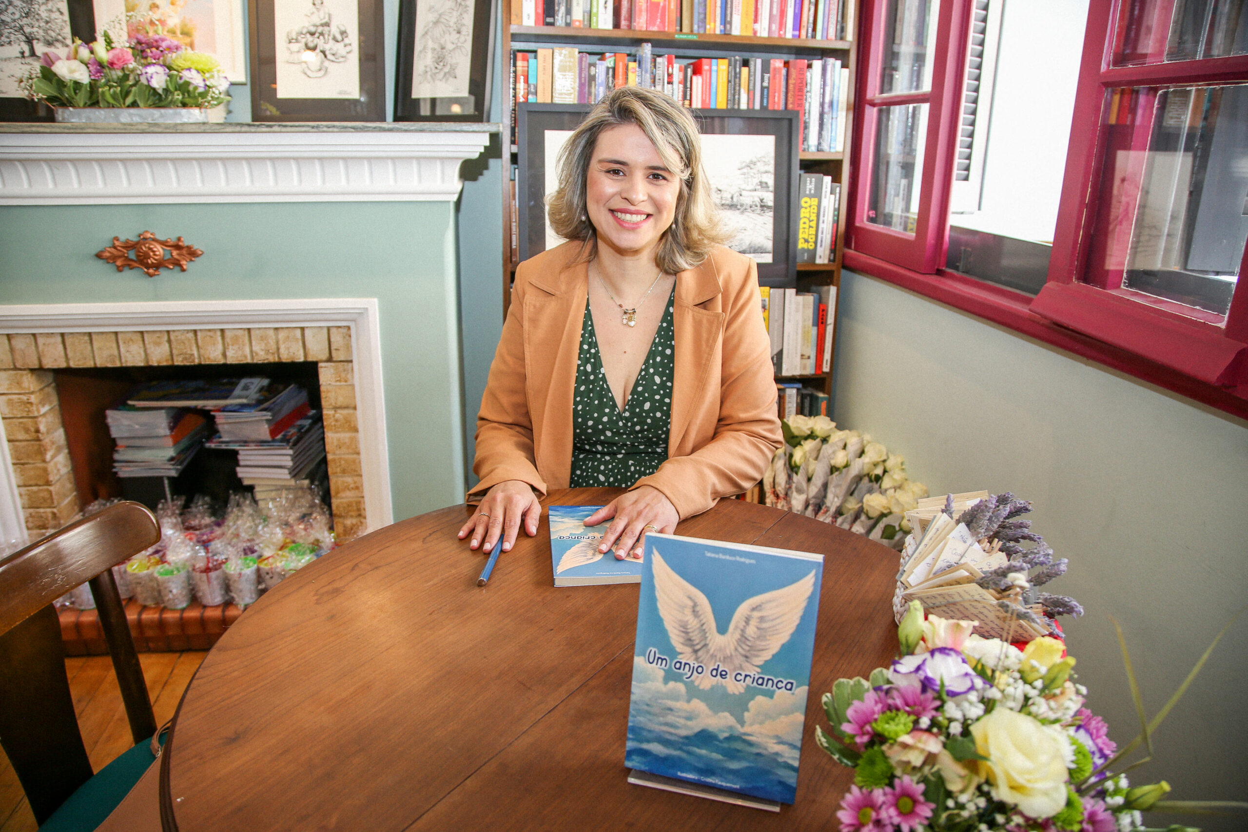 Escritora Tatiana Barduco promove sessão de autógrafos de seu terceiro livro, “Um anjo de criança”, na Livraria Bamboletras, em Porto Alegre